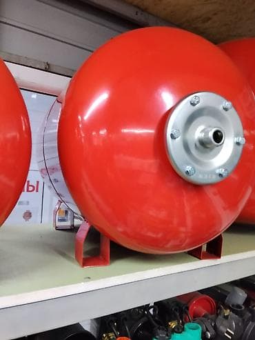 Гидроаккумулятор (мембранный бак) горизонтального исполнения, красный