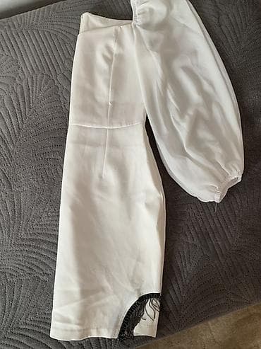 платие: Белое короткое платье с объемными прозрачными рукавами - Силуэт — 2