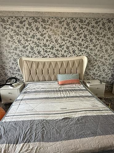 уй эмереги: Уктоочу бөлмө гарнитуру, Колдонулган, Эки кишилик керебет, Тумба, Шкаф, Италия, Жыгач, Өзү алып кетүү, түсү - Ак — 1