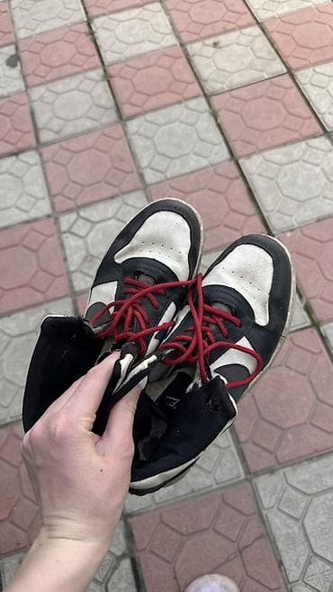 Женская обувь: Подборка женской и унисекс обуви разного типа. Состав лота: - Черные — 2