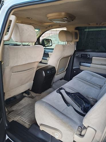 2011: Toyota Sequoia: 2011 г., 5.7 л, Автомат, Бензин, Внедорожник — 7