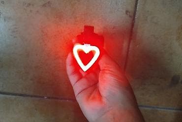 Велоаксессуары: Велосипедный задний фонарь с красной LED‑подсветкой в форме сердца. - — 1
