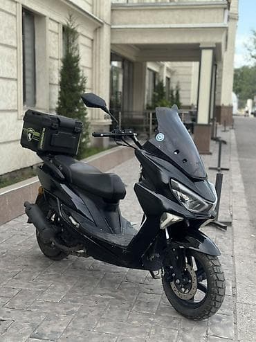 Скутеры: Скутер/макси-скутер 50–150 см³ (визуально класс GT), чёрный — 2