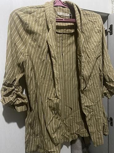 Комплект женской одежды: 1) Легкий пиджак в полоску - Цвет: оливковый at lalafo.kg Комплект женской одежды: 1) Легкий пиджак в полоску - Цвет: оливковый