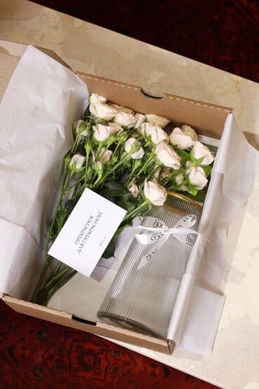 доставка подарка курьером: "В наборе: - Именная коробка; - Букет свежих цветов - 5 веток; - — 1