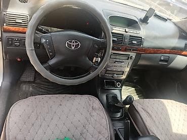 салон машины: Toyota Avensis: 2004 г., 2 л, Механика, Дизель, Седан — 4