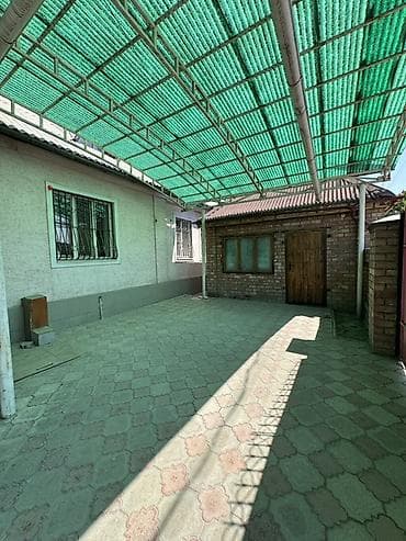 Гаражи: Продаётся кирпичный дом с большим двором и навесами. - Материал — 2