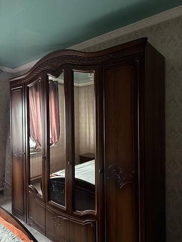 Спальный гарнитур в классическом стиле, цвет тёмный орех. Состав: - — 3