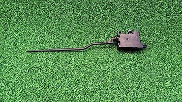 е90: Замок крышки бензобака Е90 6 987 632 Год 2005 В отличном состоянии — 2