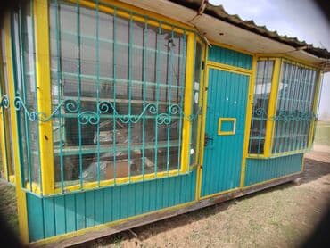 оборудования для магазина: Киоск бирюзового цвета с желтыми акцентами, оснащенный большими — 2