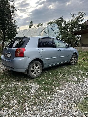 Унаа: Toyota Corolla: 2004 г., 1.6 л, Кол менен иштөөчү, Бензин, Хетчбек — 5