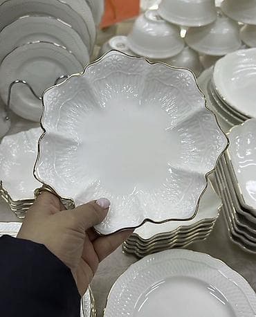 Посуда: Белоснежный столовый сервиз из тонкого фарфора с рельефным узором и — 5