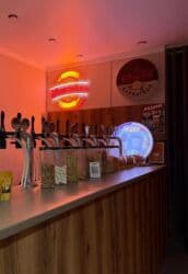 дом с действующим бизнесом: Продается действующий пивной магазин «Бёмер» с посадочными местами — — 7