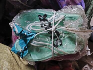 Киреге берилүүчү кийимдер: Мужские и женские шлёпанцы/сланцы разных моделей. Особенности: - — 7