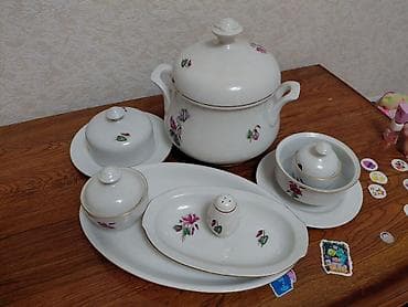 Фарфоровый сервиз для подачи блюд с цветочным декором и золотистой