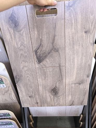 Ламинат с древесной текстурой «Дуб серый» (образец на планшете с