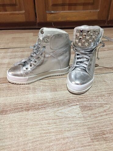 Продаю три обувью.Привозной.кожанный качественные,все 36 размеры