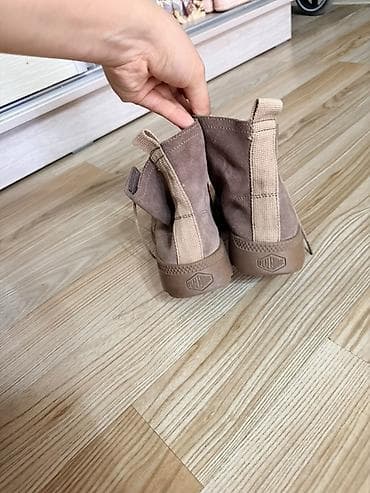 замшевые ботильоны: Замшевые ботинки-берцы в бежево‑коричневом (тауп) цвете. - Материал — 1