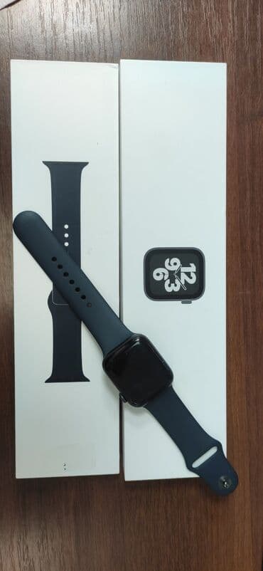 Смарт‑часы в стиле Apple Watch (квадратный корпус с закруглёнными