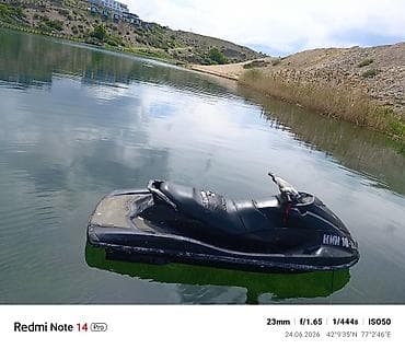 Гидроцикл (водный мотоцикл) черного цвета. Особенности: - Корпус — 2