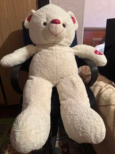 мягкая игрушка с пледом внутри: Мягкий белый плюшевый медведь с вышитым сердечком на лапе. У медведя — 2