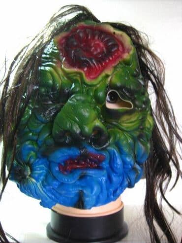 Маска страшная. На Хэллоуин