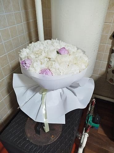 Букет из пионов в шляпной упаковке - Пышная шапка белых пионов с