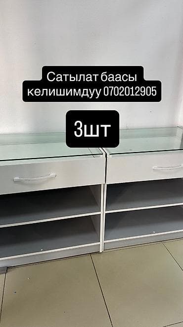 Торговые витрины с выдвижными ящиками и стеклянной верхней полкой (3