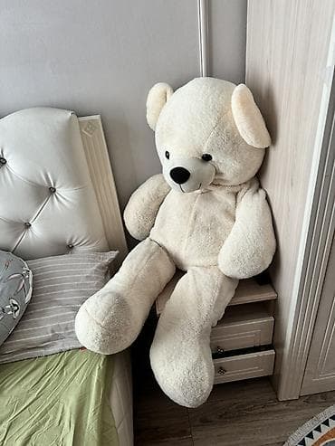 маленький мишка: Большой плюшевый мишка, цвет молочно‑белый. - Размер: очень крупный — 3