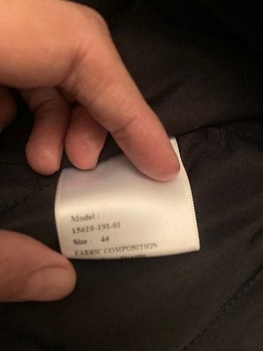 Жеке буюмдар: Женское черное пальто классического кроя с объемным меховым — 5