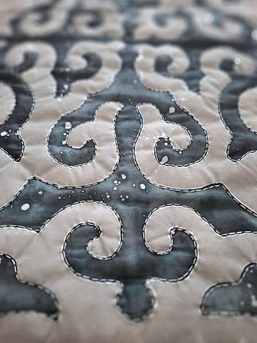 кыргыз кийимдер: Стёганое шелковое панно с традиционным Кыргызским орнаментом — — 3