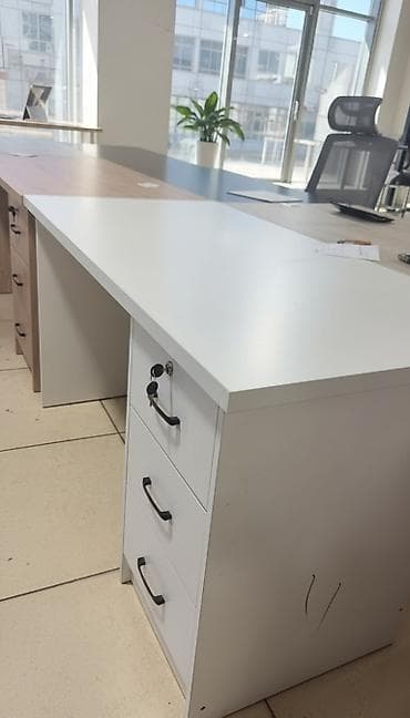 Просторный офисный стол с двумя тумбами, одна из которых оснащена