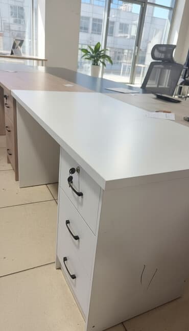 рабочий стол купить: Просторный офисный стол с двумя тумбами, одна из которых оснащена — 1