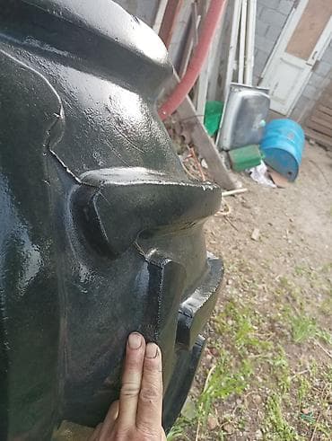 Пара сельскохозяйственных шин с выраженным елочным протектором. Задние