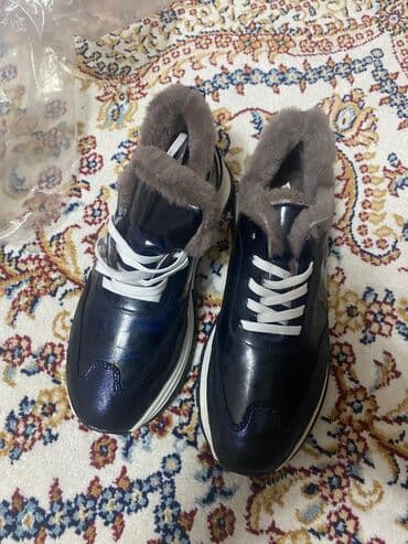 Женская обувь: Женская обувь,все из натуральной кожи и с натуральным мехом. Размеры — 4