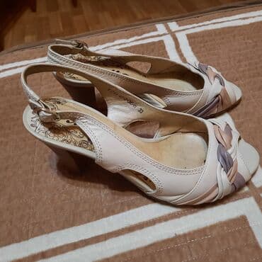 Туфли: 33 размер! Те самые, что потеряла Золушка! Обладателю маленькой ножки — 4