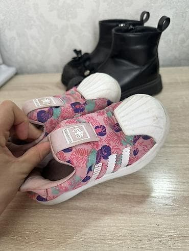 Сырткы кийимдер: Детская обувь, комплект за две пары 1000с 1) Полусапожки черные: - — 2