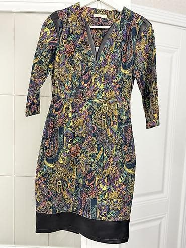 Платья: Продаю классные платья, размер 42-44, в идеальном состоянии, носила — 9