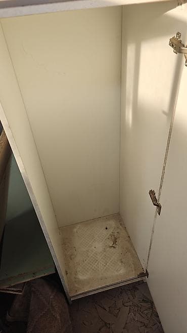 ЦЕНЫ УКАЗАНЫ НА ФОТО. Продаются стеклянные/деревянные витринные шкафы