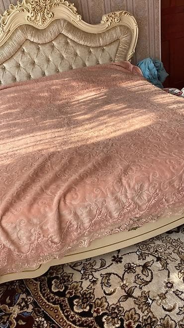 Роскошное двуспальное изголовье и основание кровати в классическом