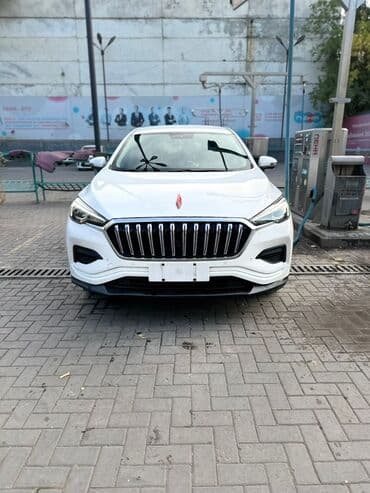 Электромобиль кроссовер (белый цвет кузова). Ключевые особенности: -