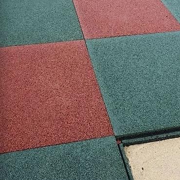 Резиновая плитка легко укладывается как на сыпучее основание (песок