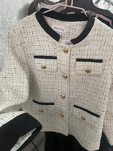 Прокат одежды: Пиджак-800
Белый пиджак -1200
Кофта -200
Черный свитер 450
Штаны -350 — 3