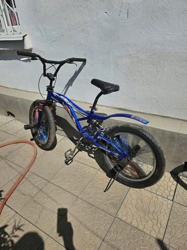 купить наклейки на велик: Спортивный велосипед BMX синего цвета, предназначенный для выполнения — 4