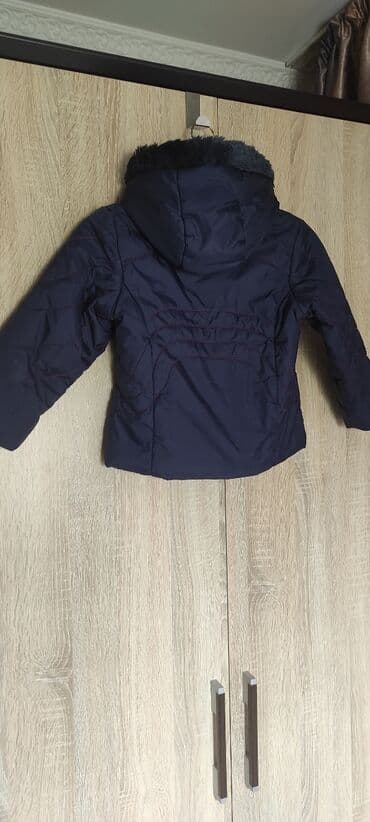 куртка дождевик: Продаётся демисезонная куртка, утеплённая флисом, размер 110см, в — 2