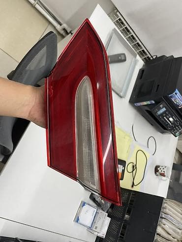 есть трещина: Задний правый стоп-сигнал Toyota 2020 г., Б/у, Оригинал, США — 3