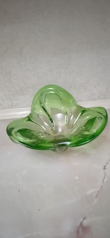 стеклянные вазы для декора: Чешское стекло советских времён. Ваза, конфетница красивого зелёного — 2