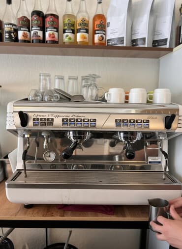 оборудование для кафе бу: Продаётся комплект профессионального оборудования: 	•	Кофемашина Nuova — 1