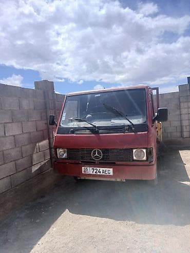 скутер мотор: Грузовой бортовой автомобиль Mercedes-Benz (кабина красная, кузов — 2