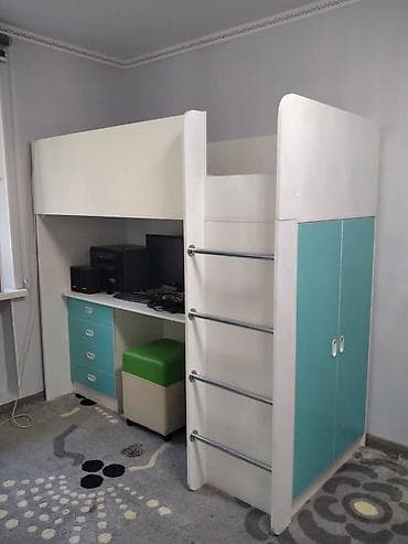 двухъярусная кровать и письменный стол: Кровать-чердак, выполненная в светлых тонах с розовыми вставками — 2